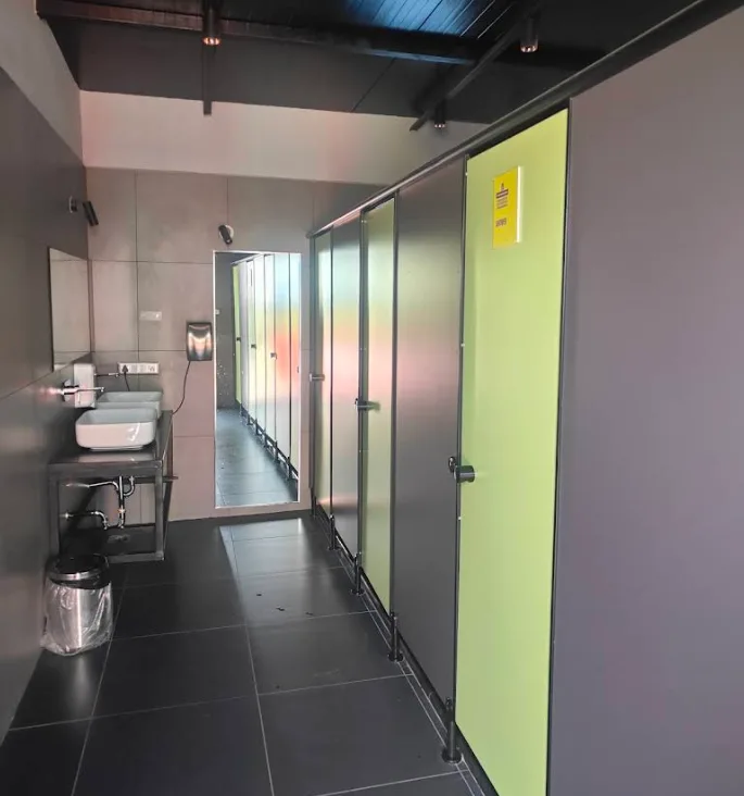 Clean modern washrooms and changing area at Coliseo Nice Road