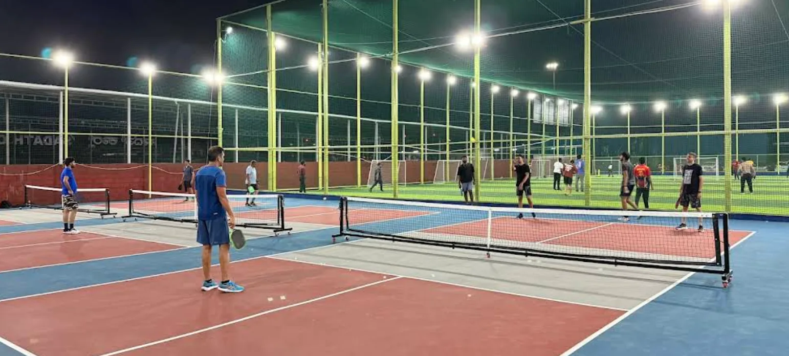 Players on floodlit pickleball courts at night at Coliseo Nice Road
